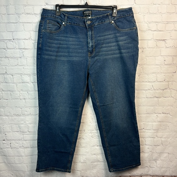 BloomChic Medium Wash Cropped Jeans Plus Size 22 - Picture 2 of 5